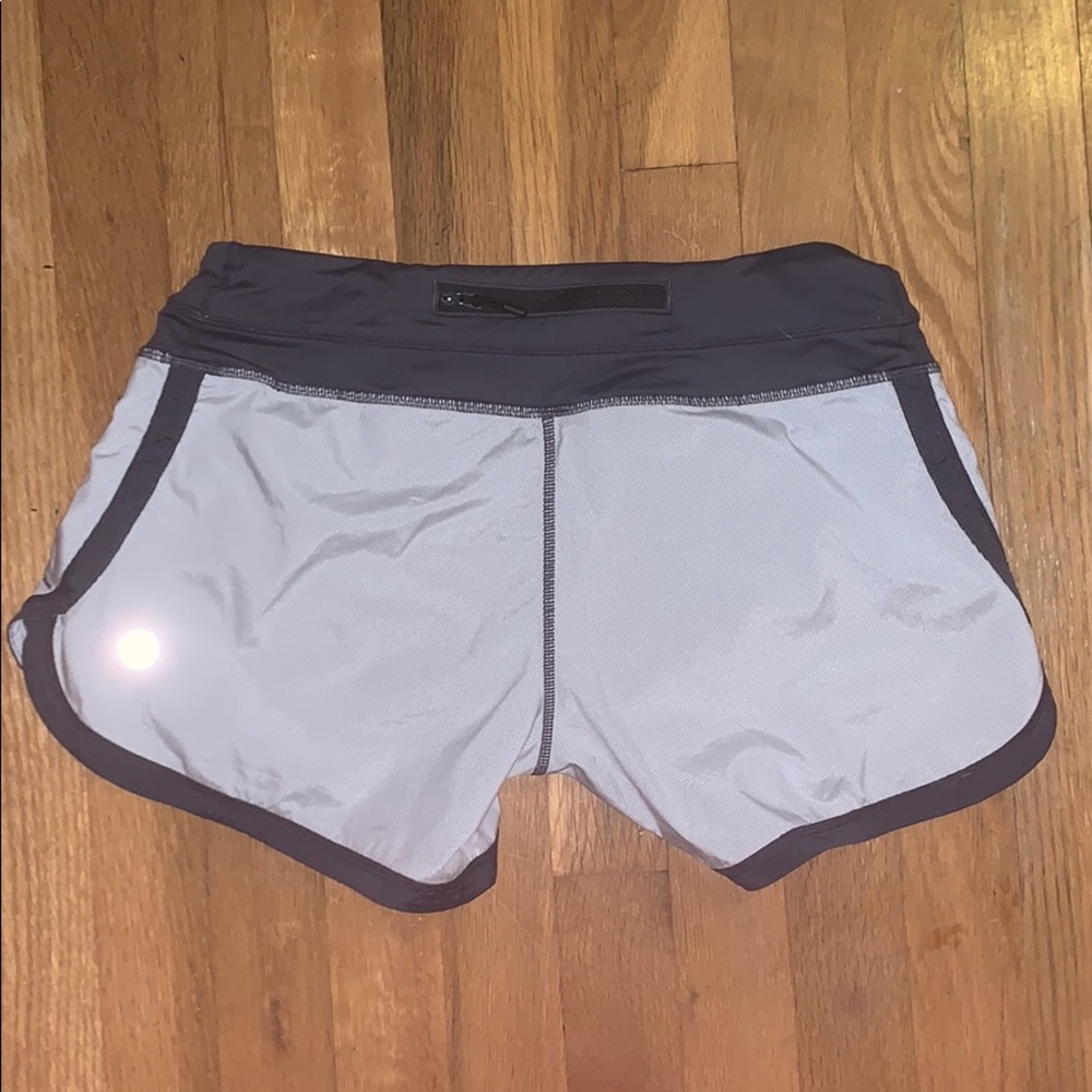 Lululemon shorts size 4 - Picture 2 of 5